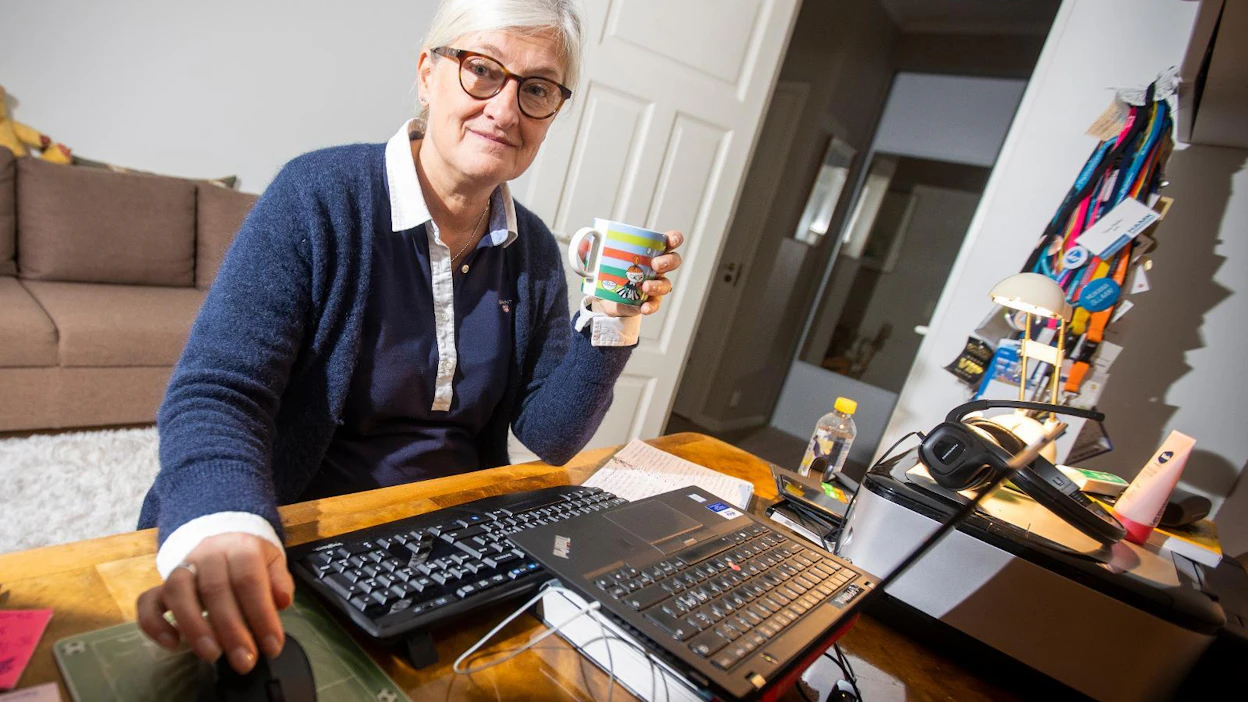 Tiina Perho on varsin tyytyväinen etätyöhön, jota hän tekee pääasiassa Loimaalla kotonaan.
