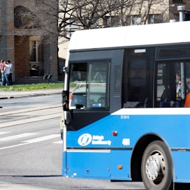 Pääkaupunkiseudun bussiliikenne uhkaa pysähtyä maanantaina tukilakon takia.