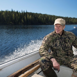 Jyrki Turunen tuntee Karhunsaaren lähivedet läpikotaisin, joten venematka metsätilalle sujuu säällä kuin säällä.