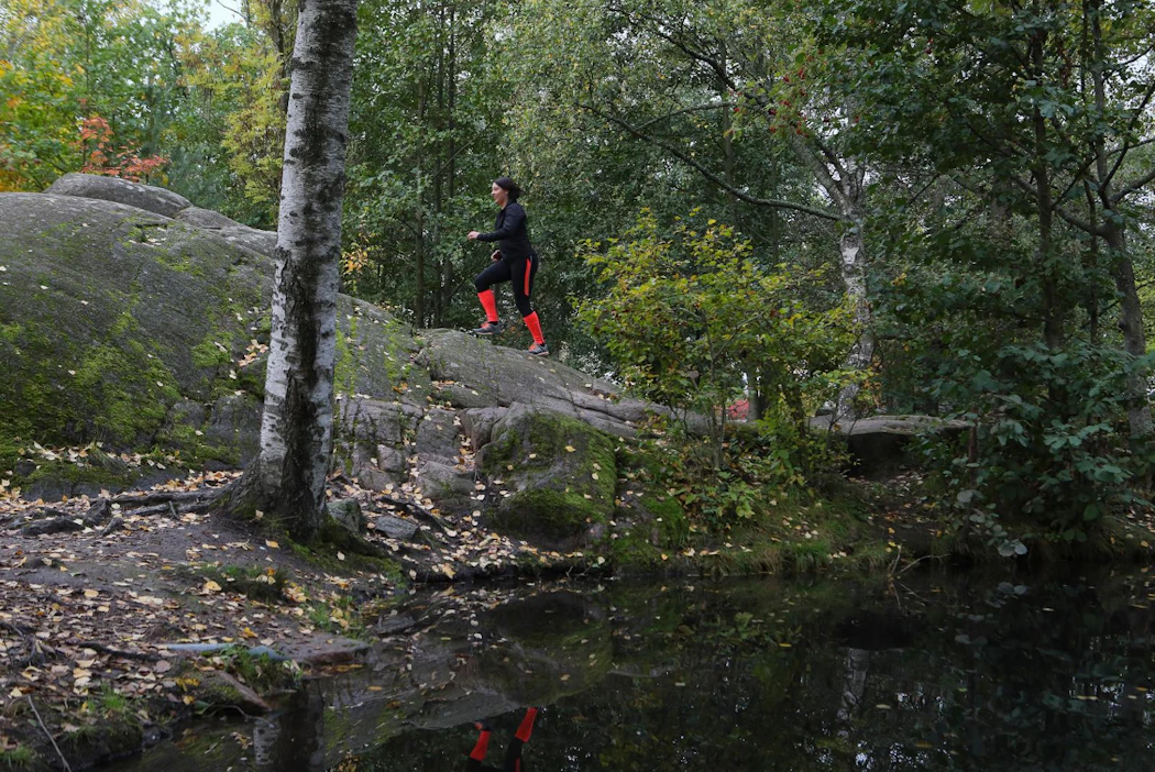 Metsäpoluilla tapahtuvaan lenkkeilyyn pitää valmistautua kuten muuhunkin kestävyysliikuntaan, hyvällä lämmittelyllä. Myös sopivat varusteet vuoden aikaan, valon määrään ja lenkin pituuteen suhteutettuna on hyvä muistaa.
