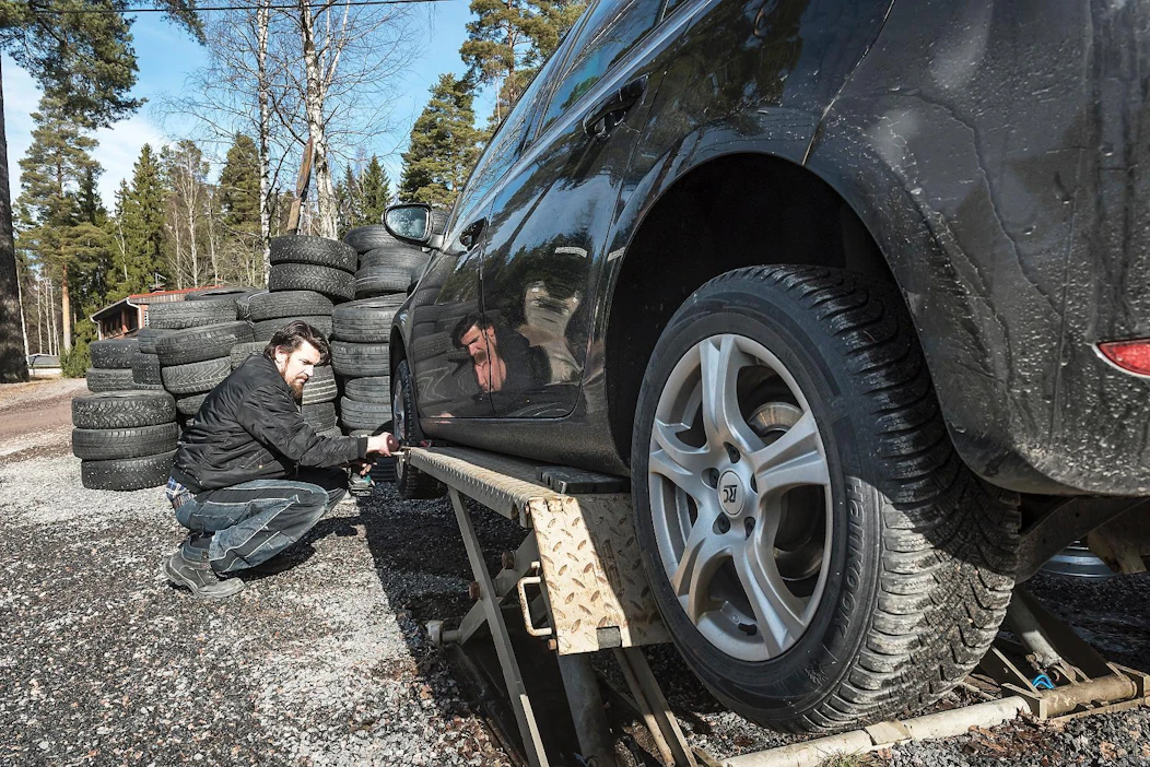 Kasvukeskuksissa entistä useampi autoilija vaihdattaa renkaat liikkeissä. Roopen Automeikkiä Klaukkalassa pitävä Roope Kukkola kertoo asiakkaiden pysyvän uskollisina hyvällä palvelulla.