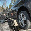 Kasvukeskuksissa entistä useampi autoilija vaihdattaa renkaat liikkeissä. Roopen Automeikkiä Klaukkalassa pitävä Roope Kukkola kertoo asiakkaiden pysyvän uskollisina hyvällä palvelulla.
