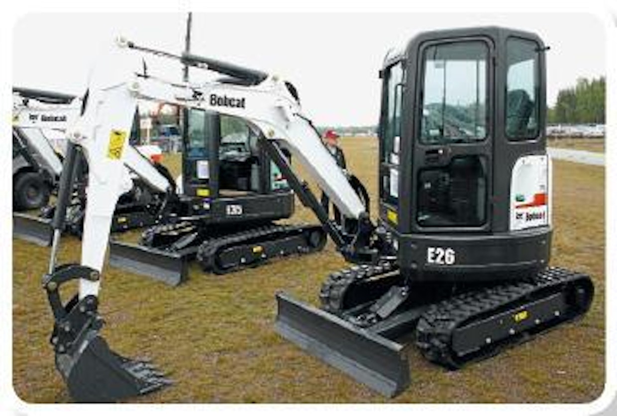 Bobcat E26 täydentää E-sarjan minikaivukoneiden sarjan lopulliseen muotonsa. 2,6 tonnin työpainoisen kaivukoneen moottorina on 15.5 kW tehoinen Kubota D1105-E2B-BCZ-2 diesel, jossa on uusittu ilmanotto, jäähdytysjärjestelmä sekä pakoputkisto. Näin melutasoa on saatu alennettua sekä ohjaamossa että sen ulkopuolella. Maksimi kaivusyvyys vaihtoehtoisella pitkällä puomilla varustettuna kasvaa vakiopuomin 2582 mm aina 2890 mm saakka.