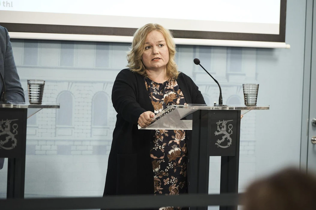 Ministeri Krista Kiuru kertoi maanantaina tiedotustilaisuudessa, että riskimaista Suomeen matkustavat määrätään jatkossa viranomaispäätöksellä pakkokaranteeniin. LEHTIKUVA / ARTTU KOKKONEN