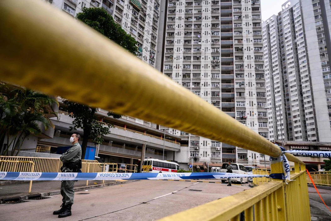 Poliisi vartioi Hongkongissa taloa, josta evakuoitiin ihmisiä koronavirustartuntojen takia.