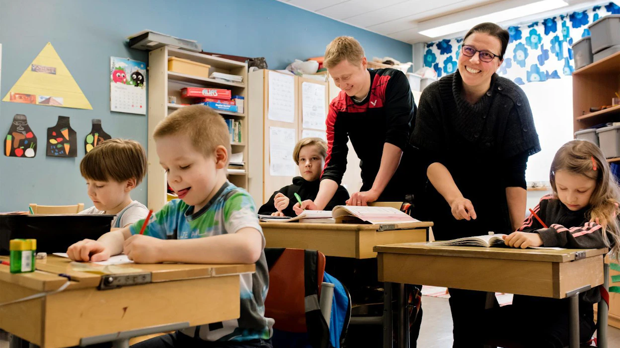 Kotikoulun luokassa on tekemisen meininki. Eturivissä eskarilaiset, vas. Kosti Kumpulainen ja Matias Isohanni, takarivissä Konsta Kumpulainen, opettaja Tero Pökkylä, vanhempainyhdistyksen puheenjohtaja Satu Kumpulainen ja Pauanne Kannussaari.