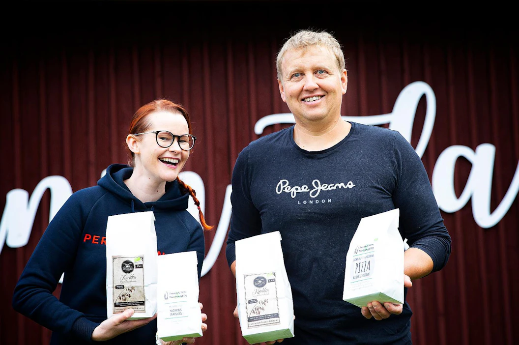 Anne Lukanaa ja Olli Lukkarista kiinnosti kokeilla miten omaa viljaa voi hyödyntää. Toiminta on laajentunut niin, että nykyisin viljaa ei myydä tilan ulkopuolelle lainkaan vaan kaikki jalostetaan itse. Myyntiä on tilapuodin lisäksi ruokakauppoihin, leipomoihin, ravintoloihin ja kahviloihin.