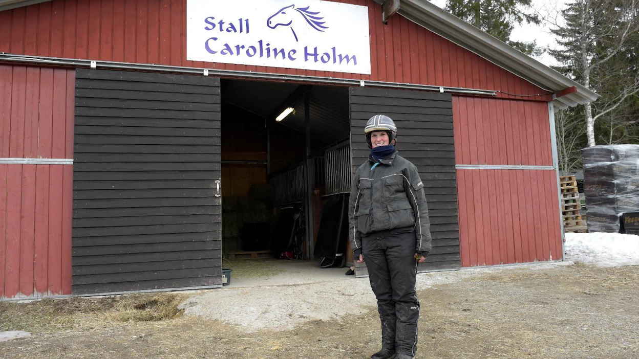 Kuntoutettavat ravurit siirretään Ruotsissakin useimmiten erikoistuneille yrittäjille, joista yksi on Hudiksvallissa Porin korkeudella talliaan pitävä Caroline Holm.