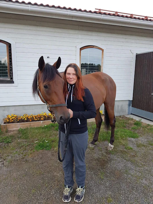 Annika Redefalk valmentaa yhdessä puolisonsa Matti Nisosen kanssa hevosia tällä hetkellä Julmyrassa. Kuvassa seurana Djokovic Vieremällä.