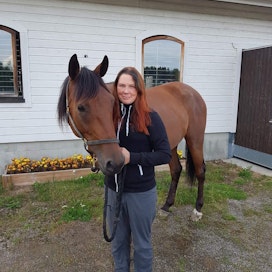 Annika Redefalk valmentaa yhdessä puolisonsa Matti Nisosen kanssa hevosia tällä hetkellä Julmyrassa. Kuvassa seurana Djokovic Vieremällä.