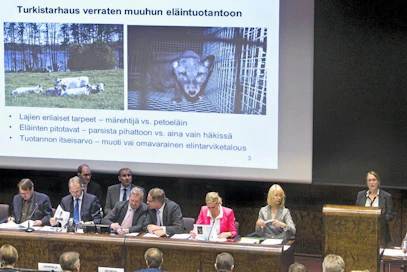 Eduskunnan maa- ja metsätalousvaliokunnan julkinen kuuleminen kansalaisaloitteesta turkistarhauksen kieltämiseksi. Alustamassa Kati Pulli.