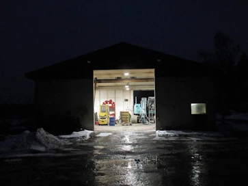 Korjaushallissa ei juuri koskaan ole liikaa ovia. Vaikka toisessa päädyssä onkin kahdet ovet, on vastakkaisen päädyn ovi hyvä olla olemassa siinä tilanteessa, että jokin kone pitäisi välttämättä saada perältä ulos ja edessä olevat koneet ovat sillä hetkellä enempi tai vähempi liikkumattomassa tilassa.