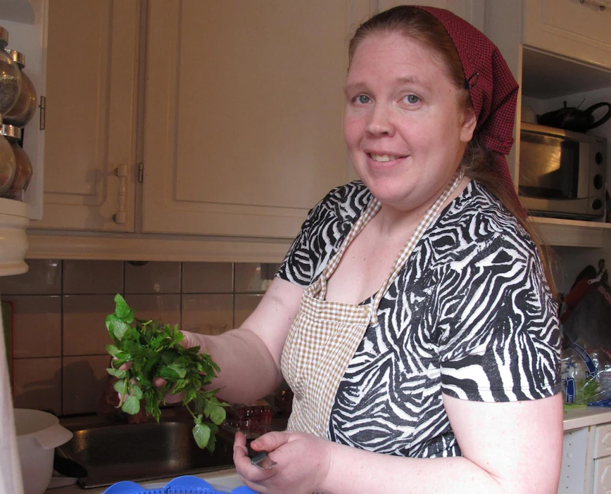 Päivi Lehtonen käyttää vuohenputkia simaan ja monenlaisiin ruokiin ja leivonnaisiin.