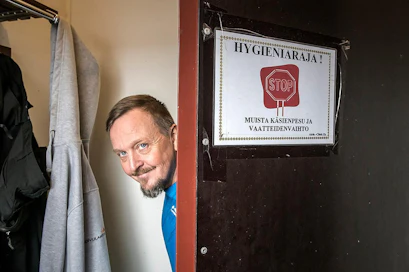 "Kanalaan mennään aina samojen hygieenisten periaatteiden mukaisesti – olipa työvaihe mikä tahansa", broilerintuottaja Petri Yli-Soini kertoo. Ulkovaatteet jätetään tuulikaappiin.