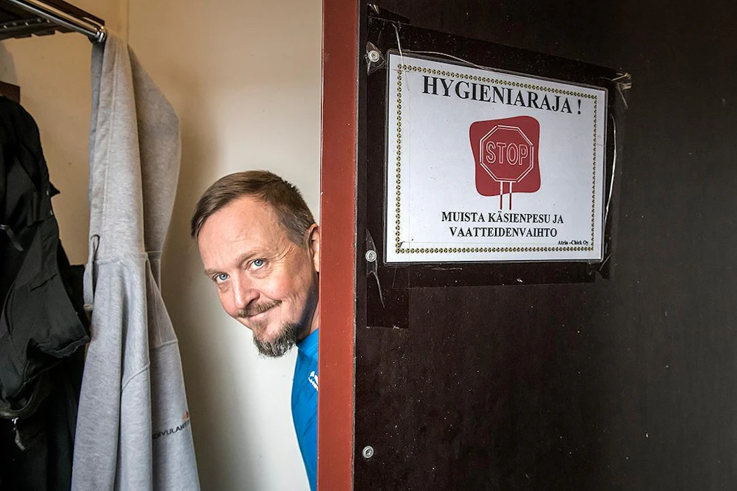 "Kanalaan mennään aina samojen hygieenisten periaatteiden mukaisesti – olipa työvaihe mikä tahansa", broilerintuottaja Petri Yli-Soini kertoo. Ulkovaatteet jätetään tuulikaappiin.