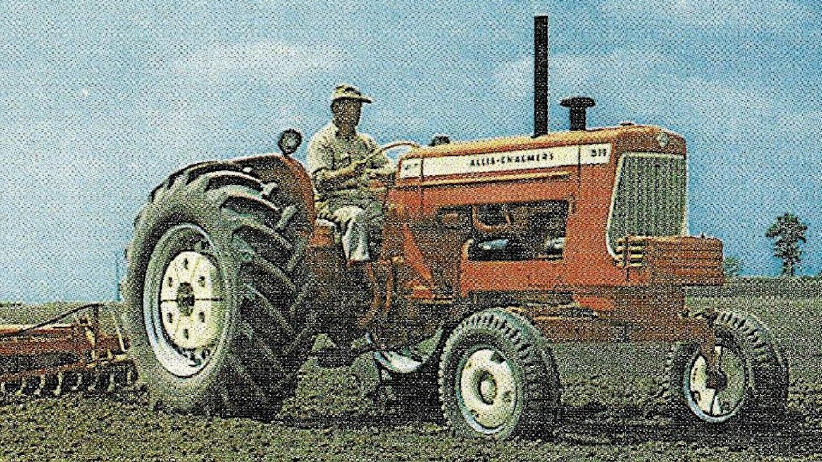 Maailman ensimmäinen turbolla varustettu pyörätraktori oli 6-sylinterinen 70 hv:n Allis-Chalmers D19, jota tehtiin USA:n Milwaukeessa vuosina 1961–1964. Turbolla 4293-kuutioiseen moottoriin saatiin 25 prosentin lisäteho.
