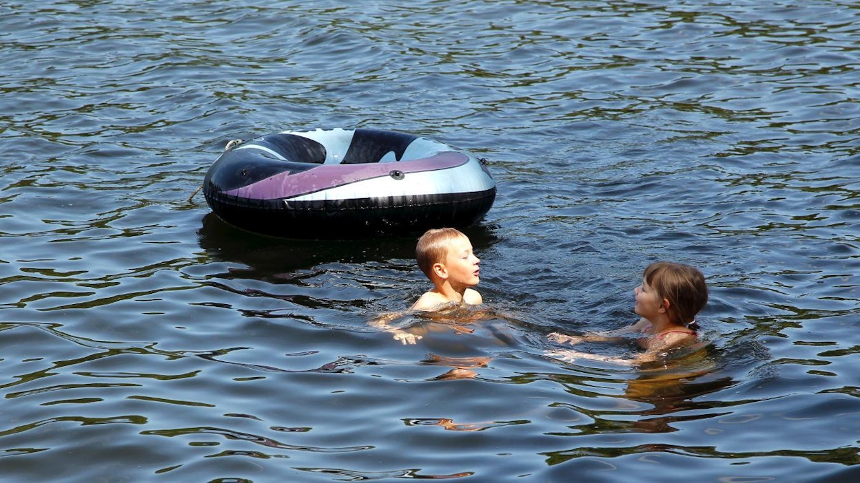 Lämpimät järvivedet houkuttelevat ihmisiä uimaan. Kuva MT:n arkistosta.