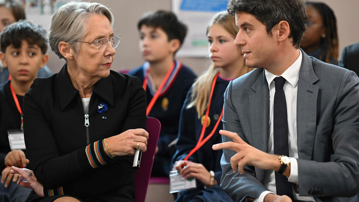 Ranskan tuore pääministeri Gabriel Attal (oik.) ja maanantaina pääministerin tehtävästä eronnut Elisabeth Borne Pariisissa vuoden 2023 marraskuussa. Attal toimi tuolloin Ranskan opetusministerinä. LEHTIKUVA / AFP.