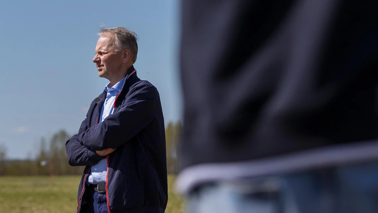 Korona on koetellut yhteiskuntaa tänä vuonna, mutta maatalous on kestänyt koettelemukset hyvin, arvioi maa- ja metsätalousministeri Jari Leppä. Leppä oli tutustumassa maatalouden koettelemuksiin toukokuussa Kiteellä, jossa viljelyksiä tuhosivat muuttomatkallaan niillä levähtäneet hanhet.