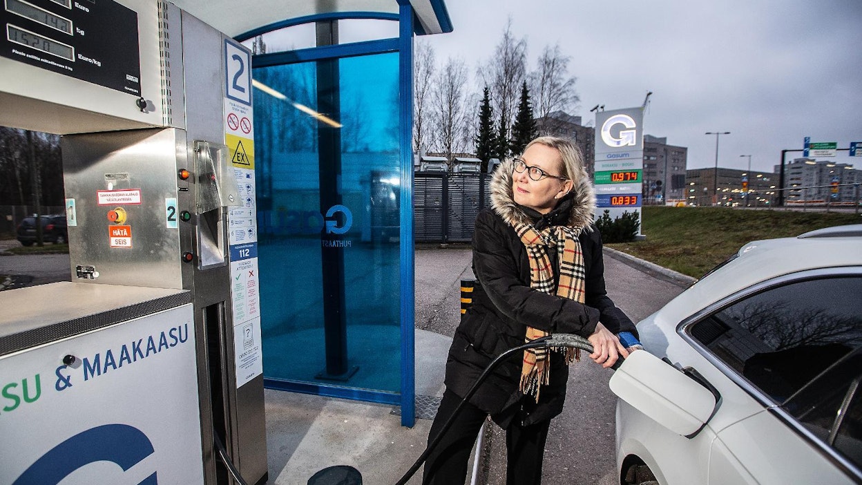 Gasumin toimitusjohtaja Johanna Lamminen tankkasi tiistaina biokaasua autoonsa Espoossa. Bensaa ei ole autossa tarvinnut juuri käyttää.
