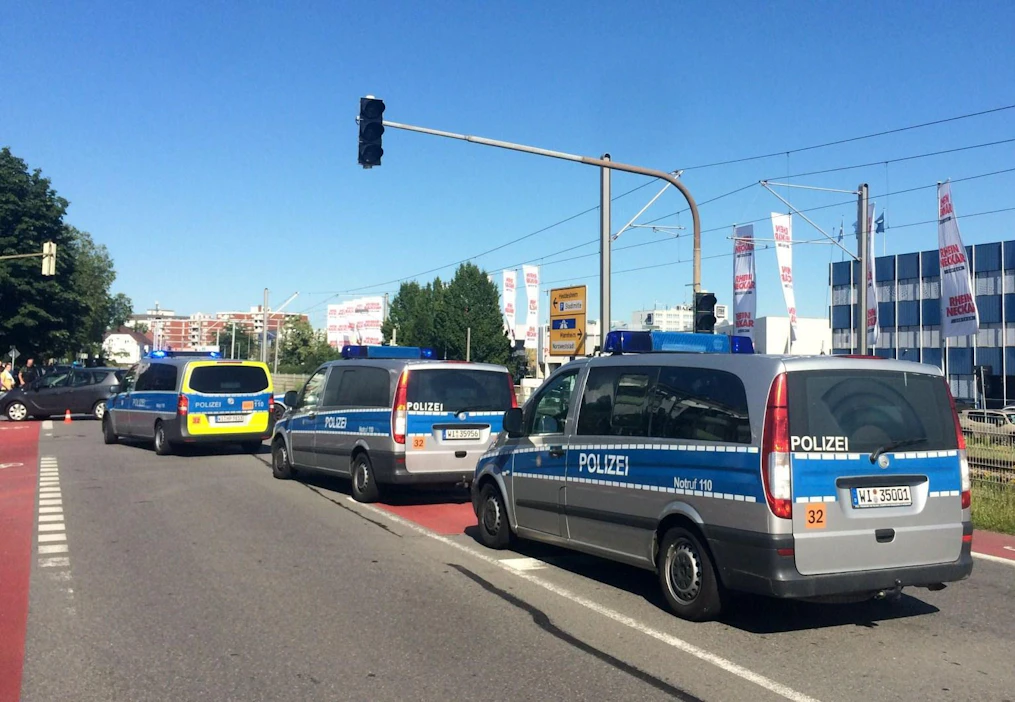 Elokuvakävijät saivat vammoja poliisin kyynelkaasusta Viernheimin panttivankitilanteessa. LEHTIKUVA/AFP