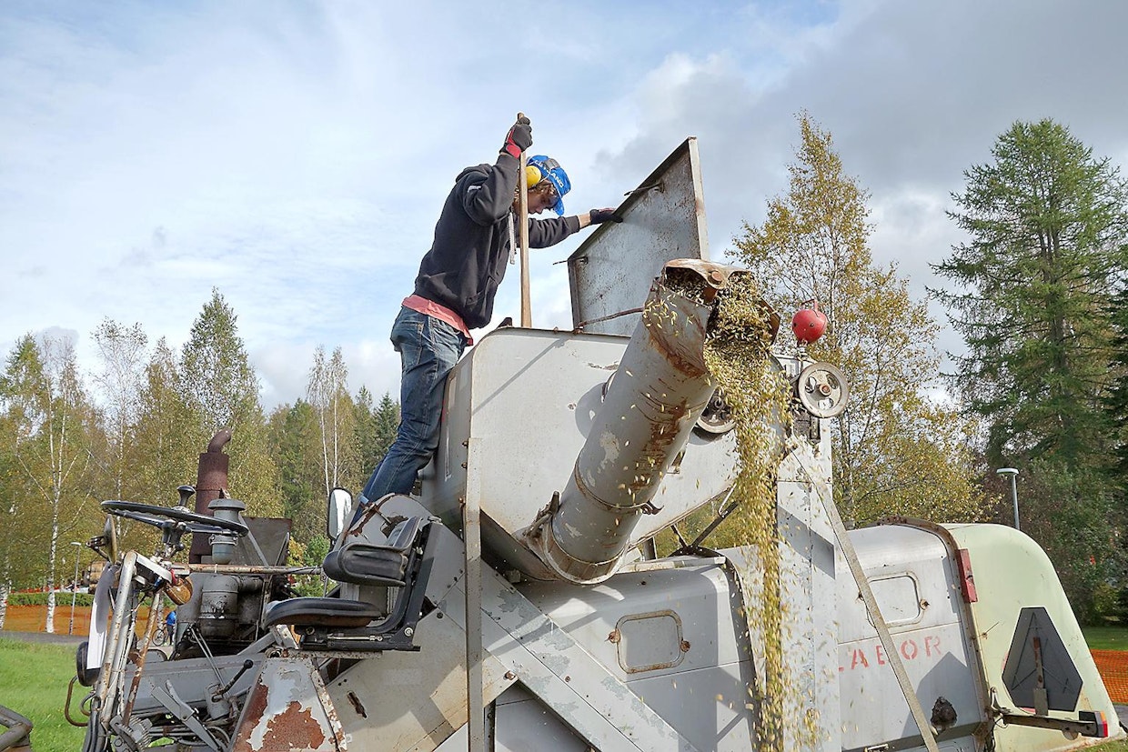 Tämä kuva on toissavuotisesta Rauta ja Petrooli -tapahtumasta Riihimäeltä, jossa Kalle oli Claasin kanssa puintinäytöksessä. Kostea sää aiheutti ongelmia ja säiliön tyhjentymistä piti auttaa kepillä.