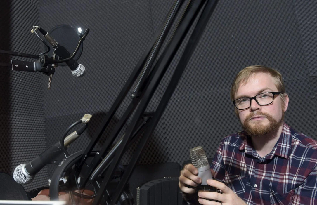 Podcasteja tekevä toimittaja Olli Sulopuisto studiossa Helsingissä.