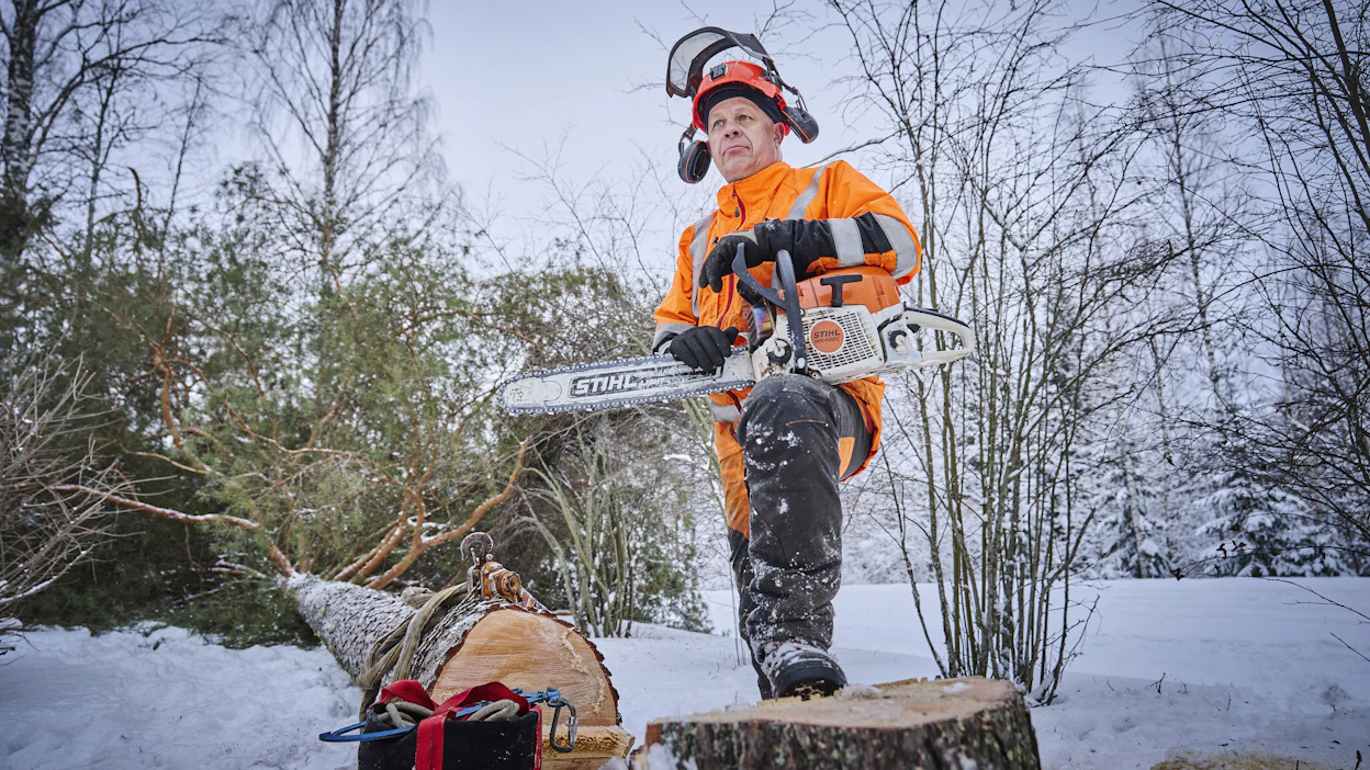 Kiruveden Metsola-somakanavastaan tuttu Jouni Toppi vaihtoi pihapuiden kaadon ja sahakaupan metsätyövideoiden tekoon.