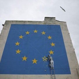 Maailmankuulun katutaitelija Banksyn muraali Englannin Doverissa. LEHTIKUVA/AFP