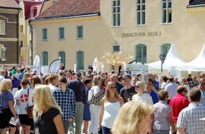 Gotlannin Visbyssä järjestetään viikon aikana yli 3800 tapahtumaa. Viime vuonna Almedalenin politiikkaviikoille osallistui noin 35 000 ihmistä. Lehtikuva/Taneli Männikkö