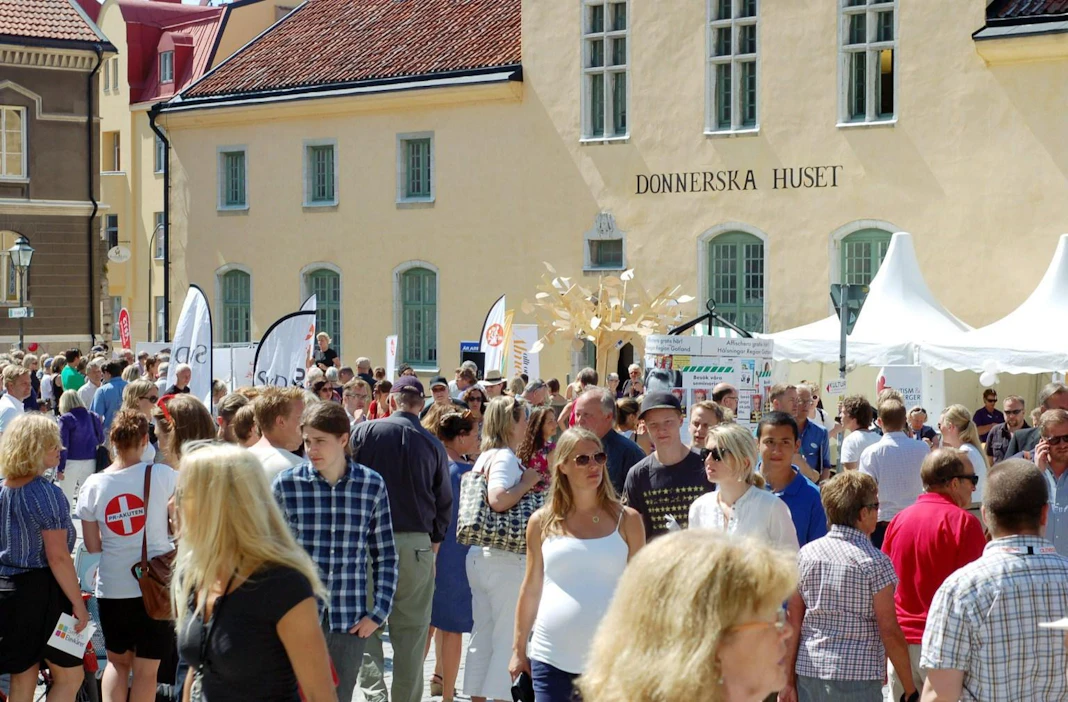 Gotlannin Visbyssä järjestetään viikon aikana yli 3800 tapahtumaa. Viime vuonna Almedalenin politiikkaviikoille osallistui noin 35 000 ihmistä. Lehtikuva/Taneli Männikkö