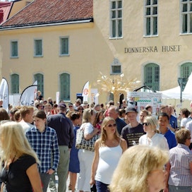 Gotlannin Visbyssä järjestetään viikon aikana yli 3800 tapahtumaa. Viime vuonna Almedalenin politiikkaviikoille osallistui noin 35 000 ihmistä. Lehtikuva/Taneli Männikkö