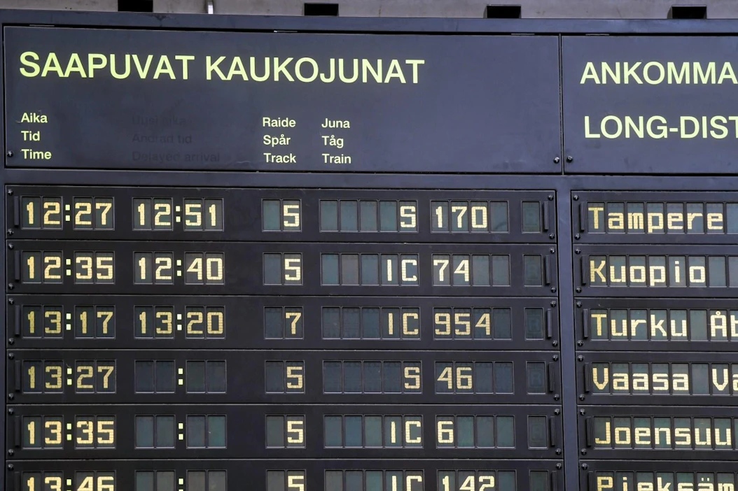 Touko-heinäkuussa noin puolet kaukojunien myöhästymisistä johtui rataverkon ongelmista. VR:n mukaan tavanomaisena voidaan pitää, että kolmannes viivästyksistä johtuu rataverkosta.