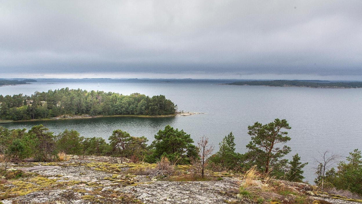 Glasbergetin kalliolta avautuu huikea näkymä Saaristomerelle.