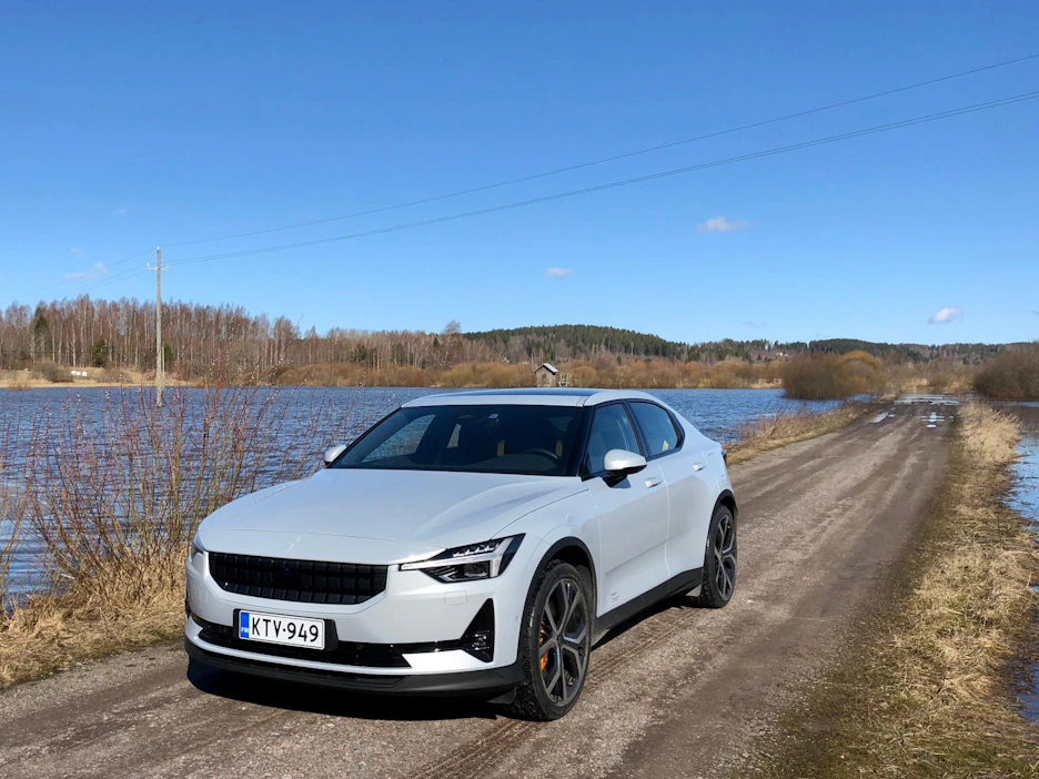 Uusi täyssähköinen Polestar 2 kerää katseita. Sen toimintasäde on jopa 470 kilometriä.