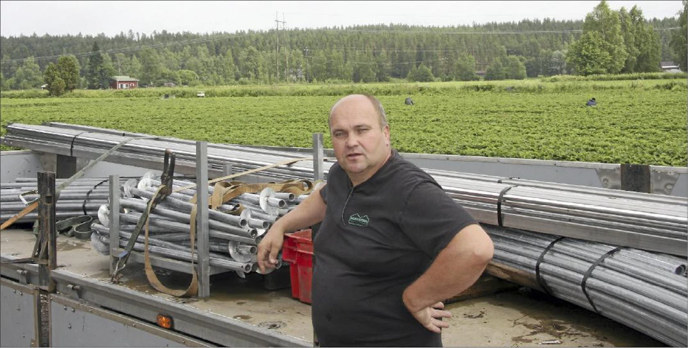 Kurikkalaisen Jorma Varpulan marjatilalla pääsee Farmari-tapahtuman aikana tutustumaan tunneliviljelyyn. Taustalla olevista telineistä kasataan katettuja tunneleita mansikkapellolle. jukka koivula