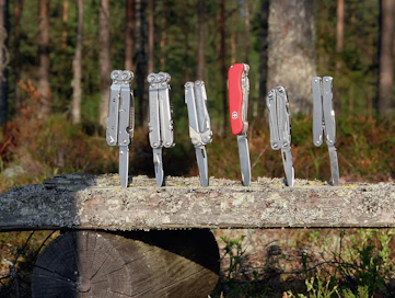 Vertailuun osallistui kuusi monitoimityökalua. Mukana olivat Leatherman Wave, Leatherman Wingman, SOG PowerAssist, SOG PowerLock, Victorinox SwissTool Spirit sekä Victorinox WorkChamp Red.