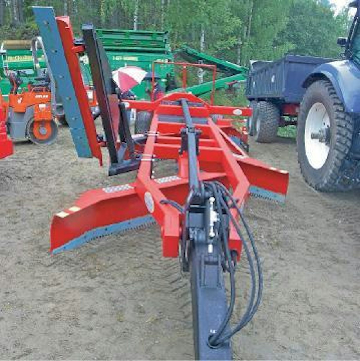 Järeä Stark 5030 -tielana on saanut rinnalleen kevyemmän version. Kevyttuotteesta ei kuitenkaan ole kysymys, sillä lanan painoksi ilmoitetaan 4000 kiloa. Valmistaja Lametal Oy, Lapinlahti. (HH)