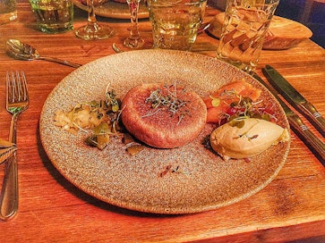 Kaikkiin blineihin sisältyi helmisipuli, punasipuli-karpalohilloke, vaahdotettu vuolukerma ja suolakurkku.