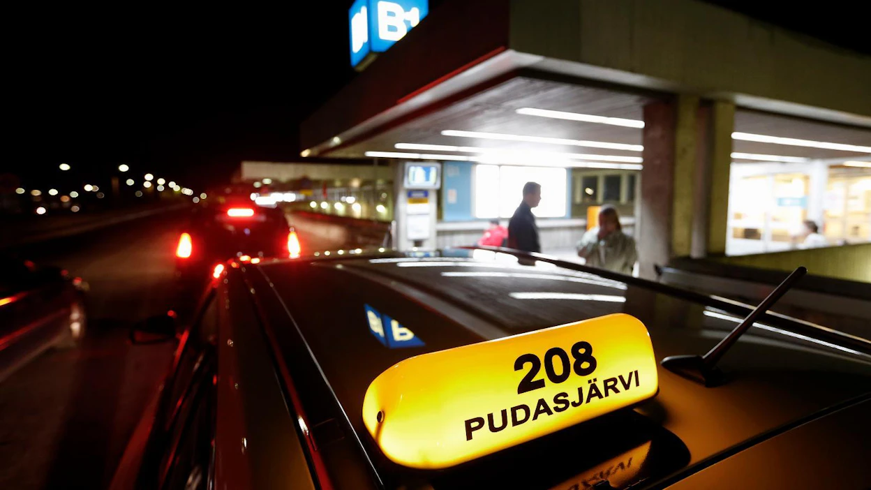 Keskustan Eeva Kallin mukaan nykyisessä kelakyytien järjestämisessä on useita ongelmia. Kuvituskuva.