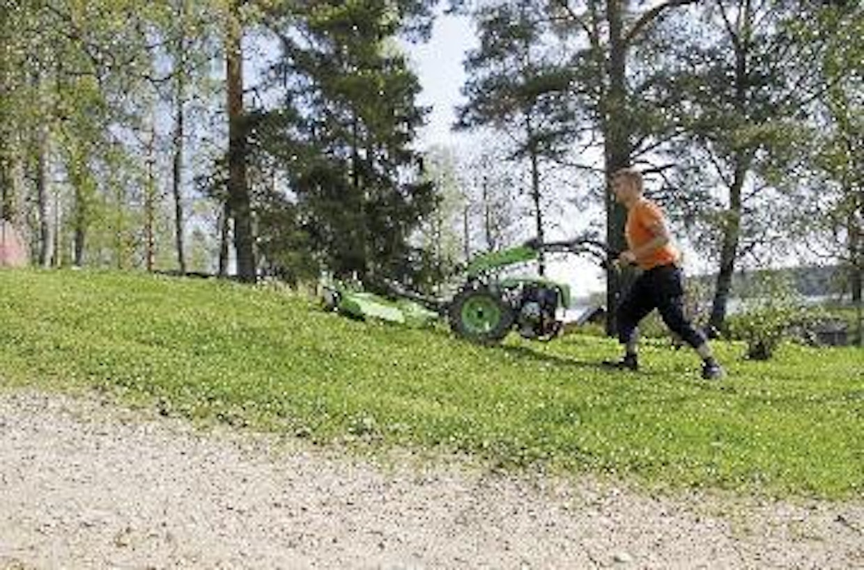 Ruohonleikkuu onnistuu rinteisessäkin maastossa vaivatta. Veto riittää jyrkkiinkin ylämäkiin, joihin päältäajettavalla ei ole asiaa, eikä työnnettävää leikkuria jaksa työntää. Alamäessä moottori jarruttaa menoa, joten kone ei pääse karkaamaan.