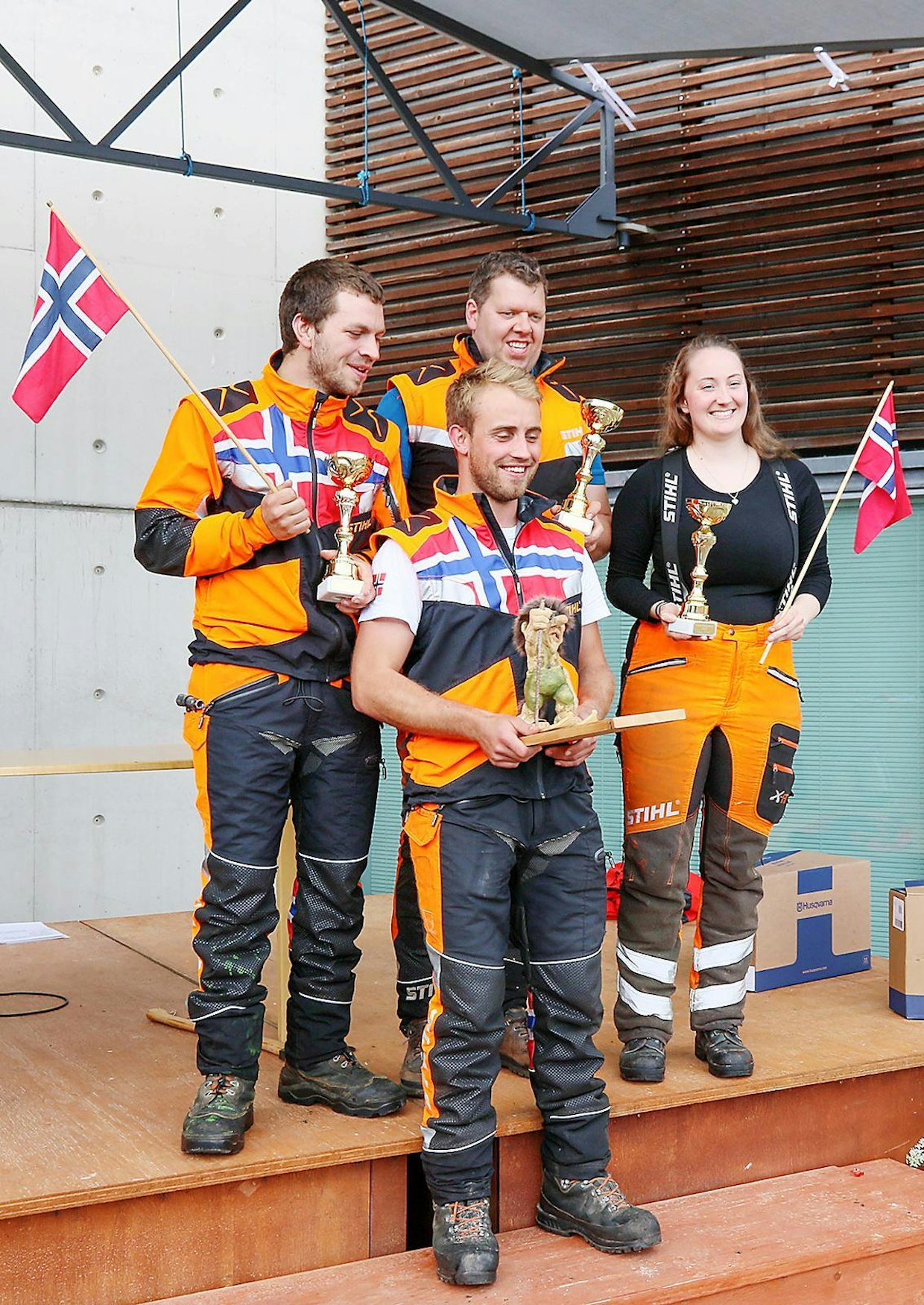 Norjan joukkue otti PM-mestaruuden. Joukkueessa sahasivat Pål Agnar Tveitan (yksilökilpailun 2.), Ove Knut Eggum, Halvor Stavdal ja naiskilpailija Trude Sletten. Sletten voitti myös naisten kilpailun, voittaen alta-päältäsahauksen ja karsinnan.