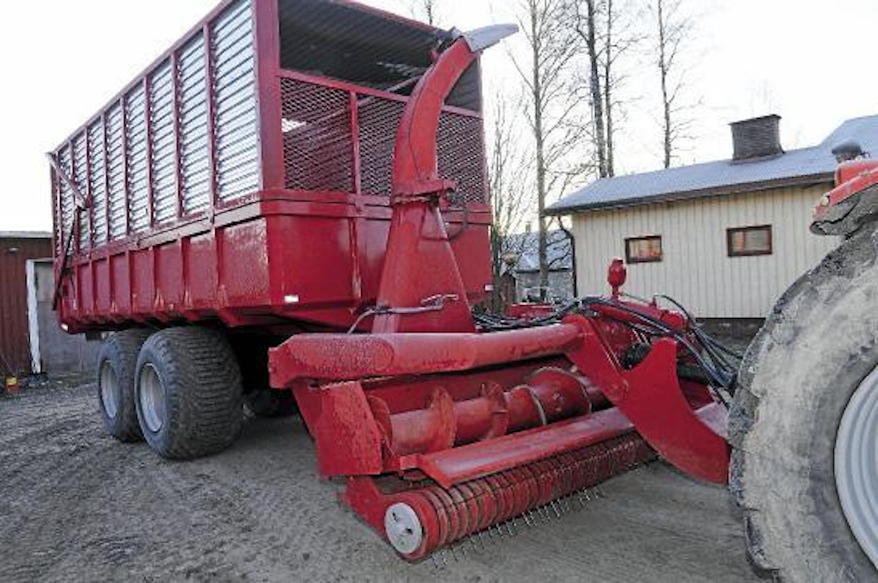 Järjestelmävaunun eteen on asennettu silppuri. Lavan pohjaosa toimii maansiirtolavana ja laitojen yläosa kiinnitetään konttilava-periaatteella. Kaikkien osien kytkemisessä hyödynnetään mahdollisuutta nostaa alustaa hydraulisesti.