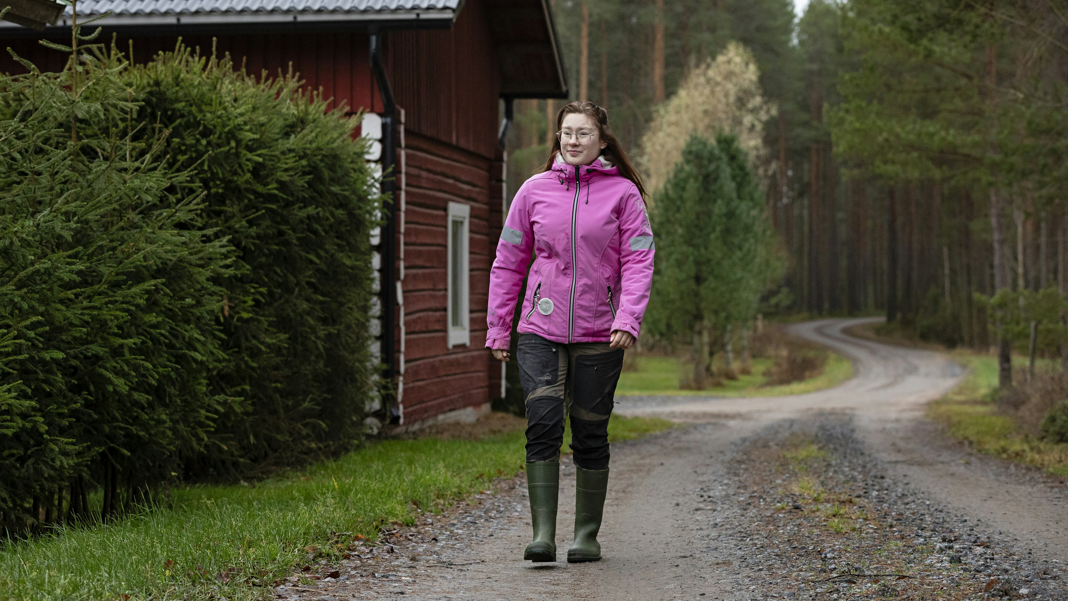 Matilda Tarjas on ammatiltaan eläintenhoitaja. Hän suoritti peruskoulun jälkeen maatalousalan perustutkinnon Mäntsälässä