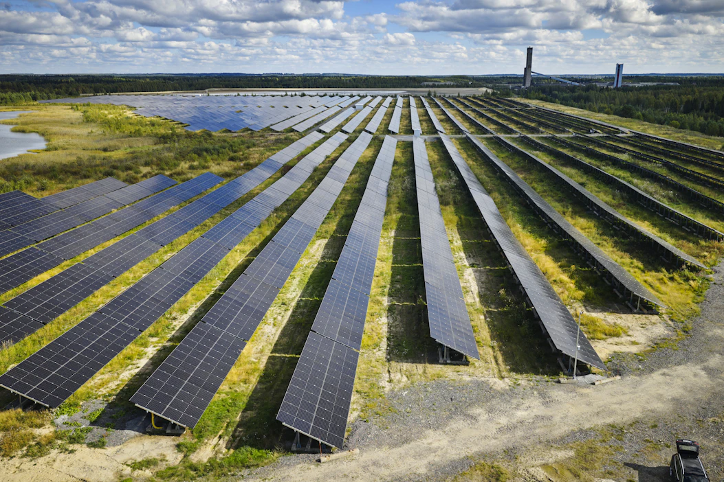 Kuvassa Pyhäjärven entiselle kaivosalueelle on tehty aurinkovoimapuisto Callio, joka on huipputeholtaan 13 megawattia. Paneeleita on 22 800.