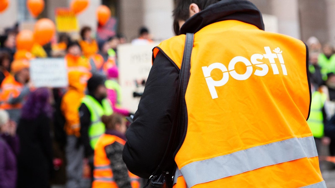 Yli kolmannes kyselyyn vastanneista yrityksistä kertoi kärsineensä marraskuun postilakosta. Arkistokuva lakon aikana järjestetystä mielenosoituksesta.