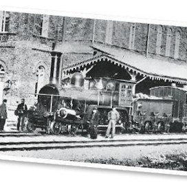 Juna lähdössä Hämeenlinnan asemalta vuonna 1865. Kuva: Suomen Rautatiemuseo
