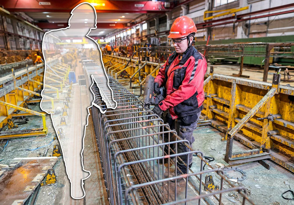Elementtityöntekijä Merja Paananen raudoittaa vaakapalkkia Betsetin Kyyjärven tehtaalla. Jotta tuote valmistuisi ihanteellista vauhtia, linjastoon tarvittaisiin useita työntekijöitä lisää.