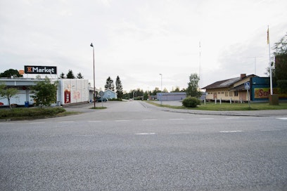 Siikalatvan keskustaajamassa Pulkkilassa kaksi kilpailevaa ruokakauppaa sijaitsee toisiaan vastapäätä. Niihin saapuessaan kotimainen lihamakaronilaatikko on kulkenut noin 1 800 kilometrin matkan.