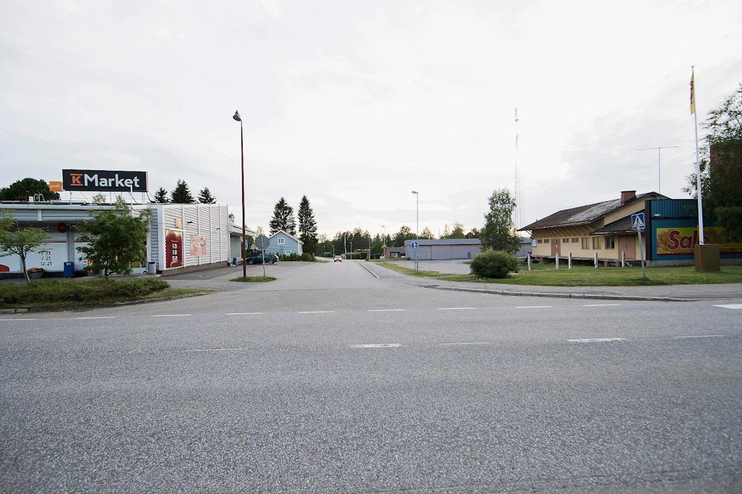 Siikalatvan keskustaajamassa Pulkkilassa kaksi kilpailevaa ruokakauppaa sijaitsee toisiaan vastapäätä. Niihin saapuessaan kotimainen lihamakaronilaatikko on kulkenut noin 1 800 kilometrin matkan.